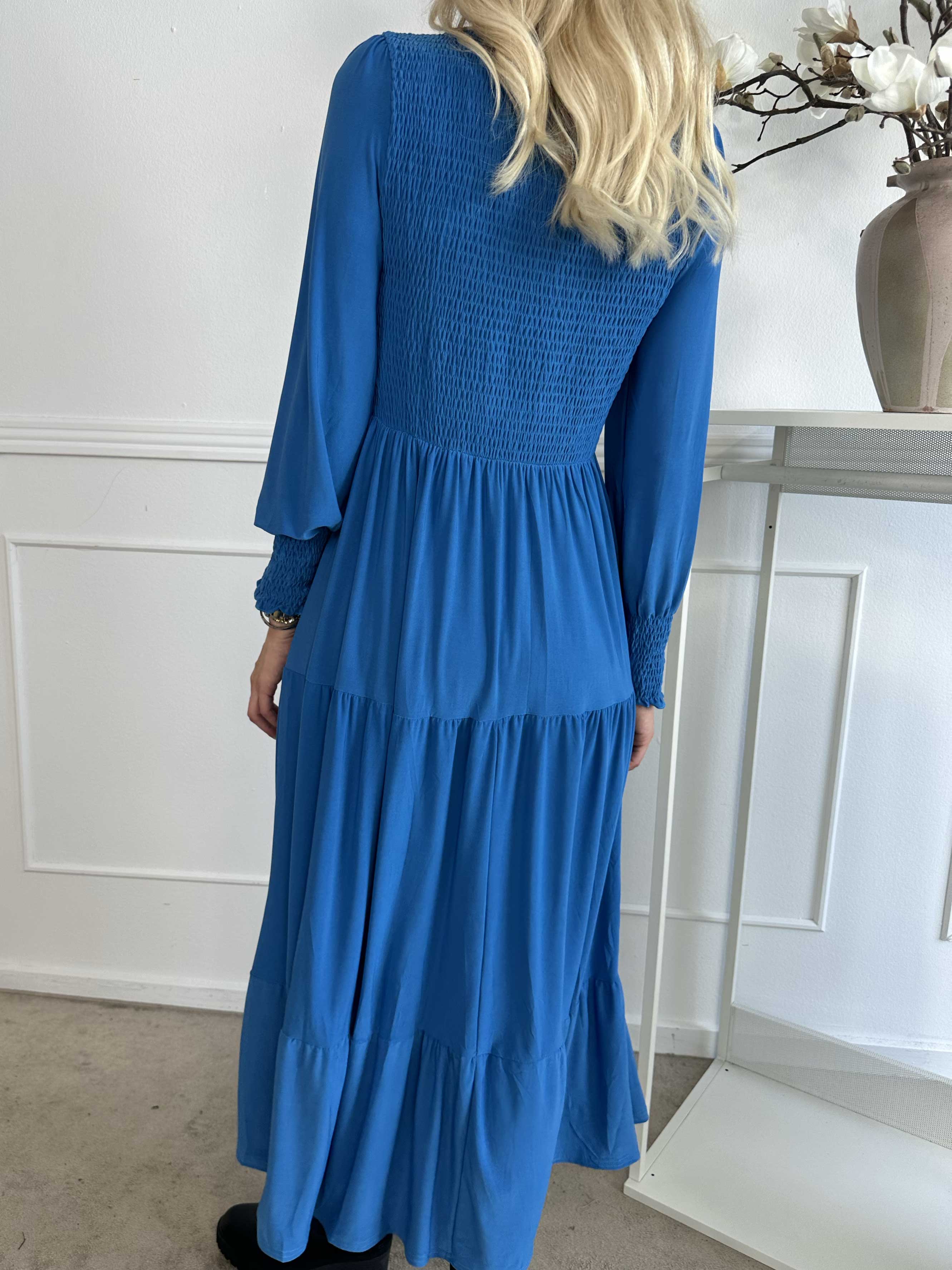 Kelly Long - Elastisk kjole med smock henover brystet